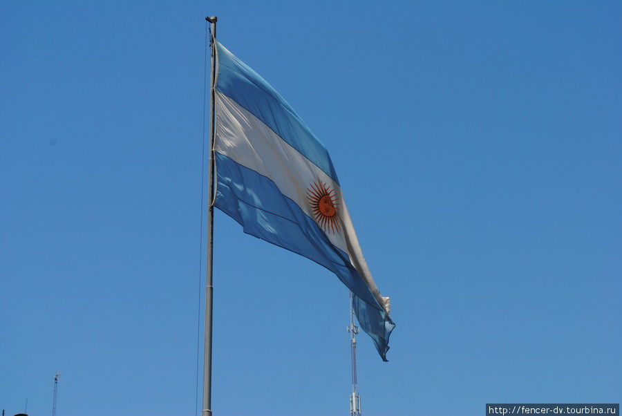 Рядом с Обелиском — гигантских размеров главный флаг страны Буэнос-Айрес, Аргентина