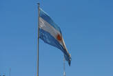 Рядом с Обелиском — гигантских размеров главный флаг страны