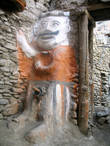Статуя около молитвенной стены