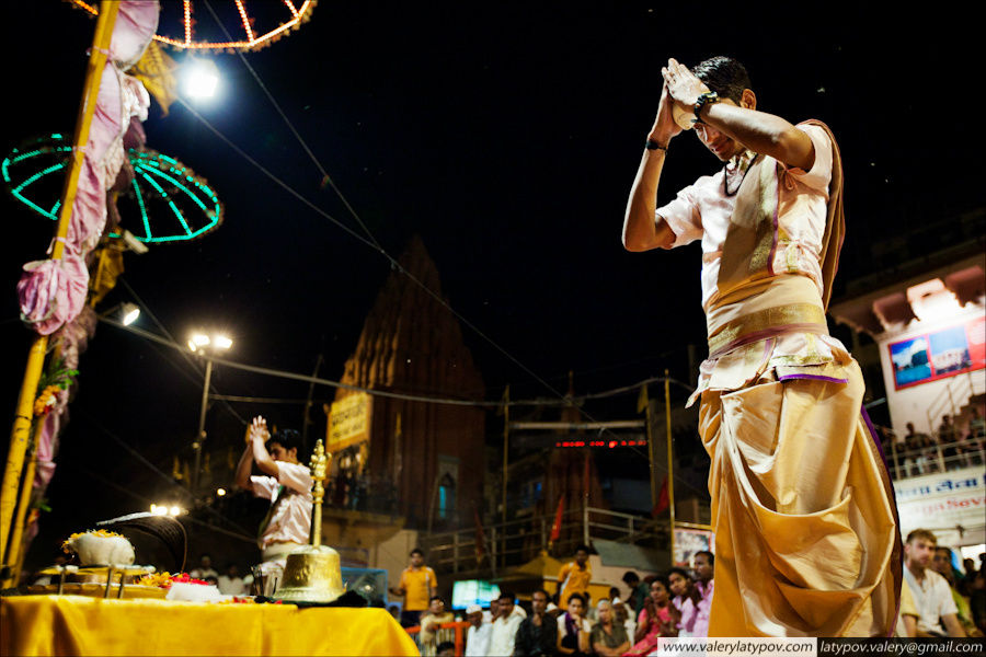 Звук раковины олицетворяющий благозвучный глас Дхармы, извлекаемый Пуджари, извещает о начале церемонии. Раковина, или шанкха, в индуизме символизирует первичный звук, Нада-Брахма, из которого возник мир. Раковина является символом ветра и доносит пожелания до восхваляемых божеств. Варанаси, Индия