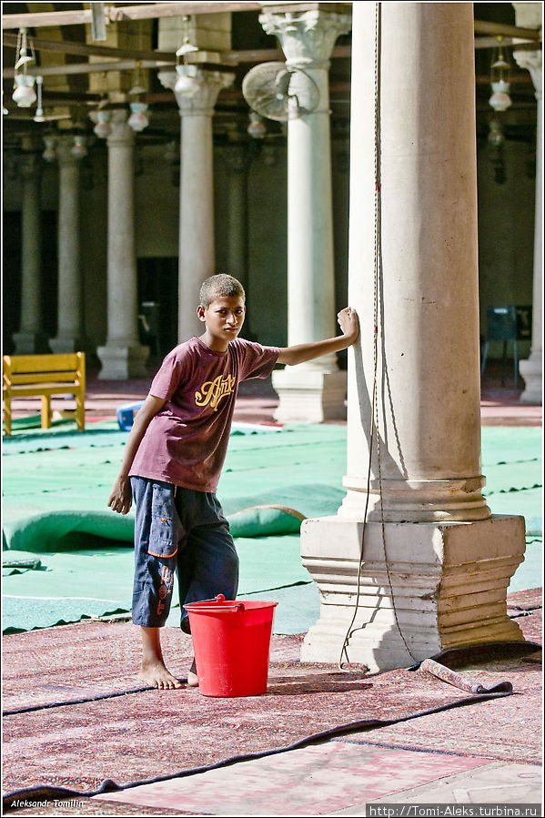 Мальчишку в мечети заставили заниматься уборкой. Его заинтересовал мой фотоаппарат, и он долго и пристально смотрел, что это такое я пытаюсь фотографировать в мечети...
* Египет