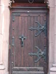 Двери центрального входа и боковых порталов — массивные, дубовые, в готическом стиле со специальной фигурной ковкой и резбою на дереве