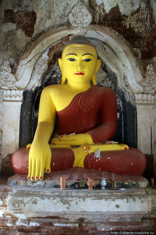 Это не главный Будда, а поменьше — в маленькой кирпичной ступе во дворе пагоды Амарапура, Мьянма