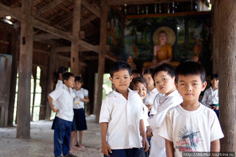 Школьники на перемене – территория заброшенного монастыря, где-то в районе Phumi Tnaot Chum. Камбоджа