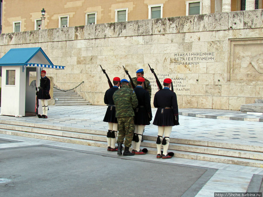 Смена прибыла и ребята в спецназовском камуфляже поправляют одеяние эвзонов и проверяют их оружие Афины, Греция