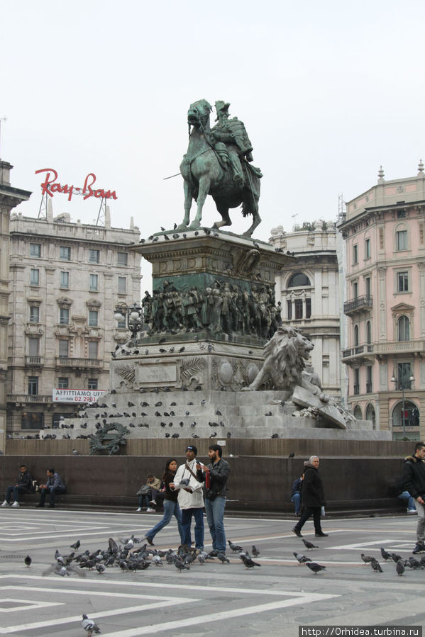 Памятник на Соборной площади Милан, Италия