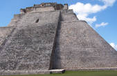 «Пирамида волшебника» — храм на пирамиде (высота 38 м). Пирамида овальная в плане и напоминает нынешние жилища майя.