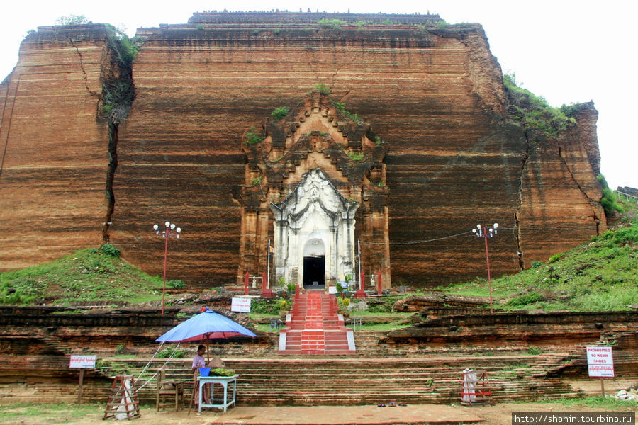 При желании в пагоду можно войти (только со стороны реки) и увидеть внутри маленький храм с Буддой Мингун, Мьянма