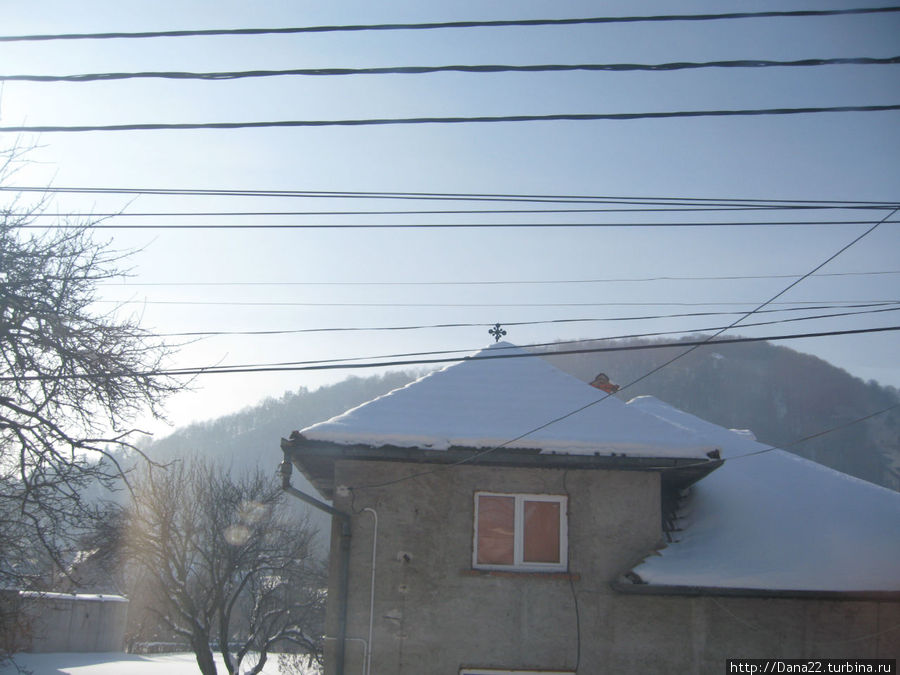 Плохо получилось, но видно крест на крыше дома))) Бран, Румыния