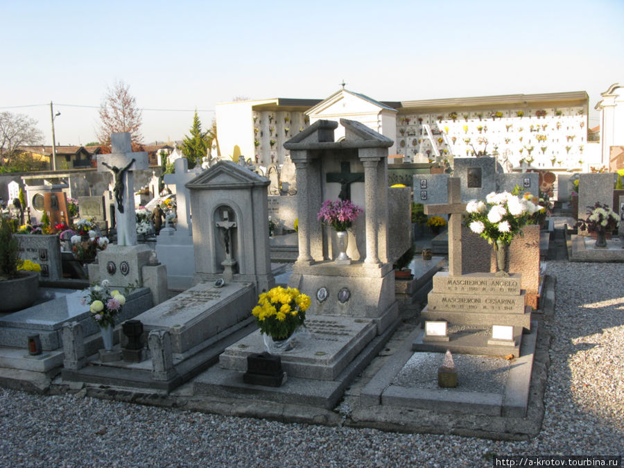 очень цивильное кладбище, умирают тут цивилизованно Ломбардия, Италия