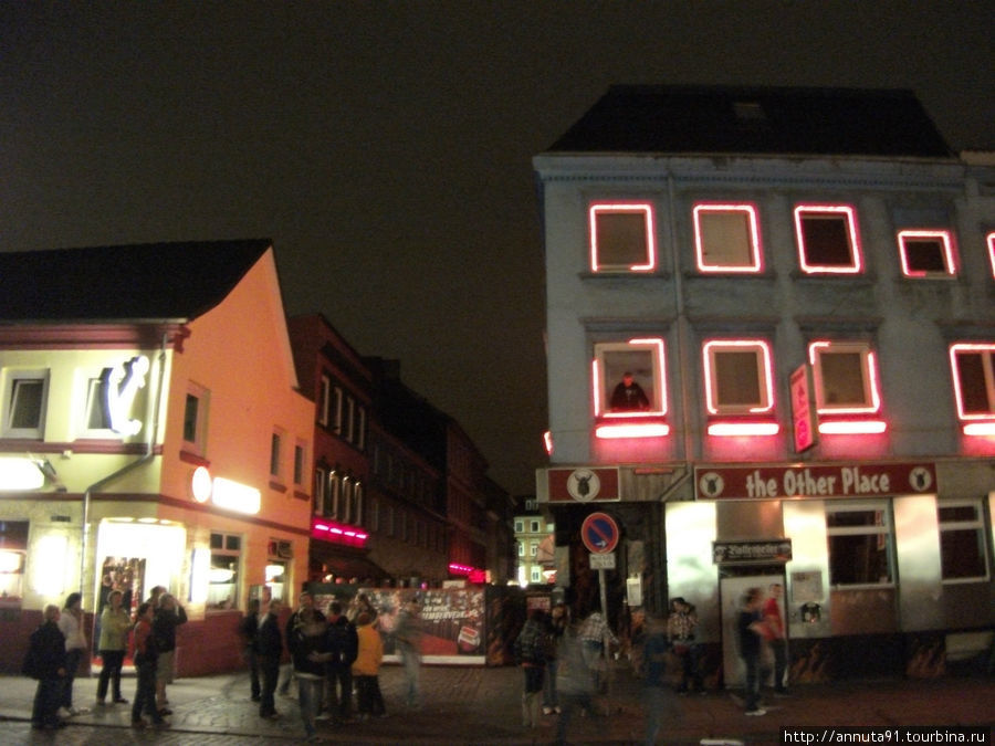Гамбургская улица красных фонарей. Женщинам и лицам до 18 лет вход воспрещен Гамбург, Германия