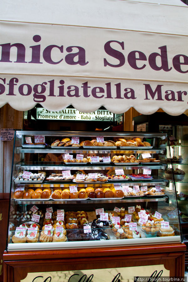 Съесть десерт, сидя на ступенях Санта-Мария дель Фьоре Флоренция, Италия