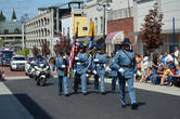 Представители полиции штата Вашингтон. Это парадная форма полицеских, но каждодневная очень схожа с этой формой. Видела полицейских в этой форме, патрулирующих дорогу и останавливающих водителей за нарушения.