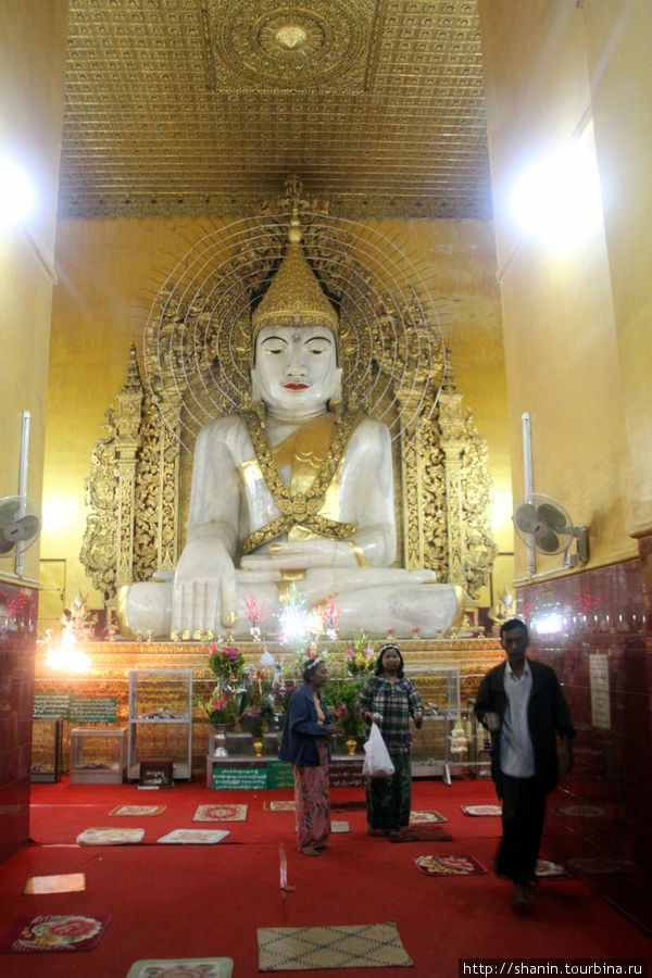 У статуи Мраморного Будды паломники и по ночам, а не только днем Мандалай, Мьянма