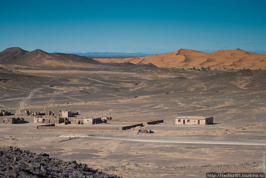Отель в Мерзуге и обитатели пустыни Мерзуга, Марокко