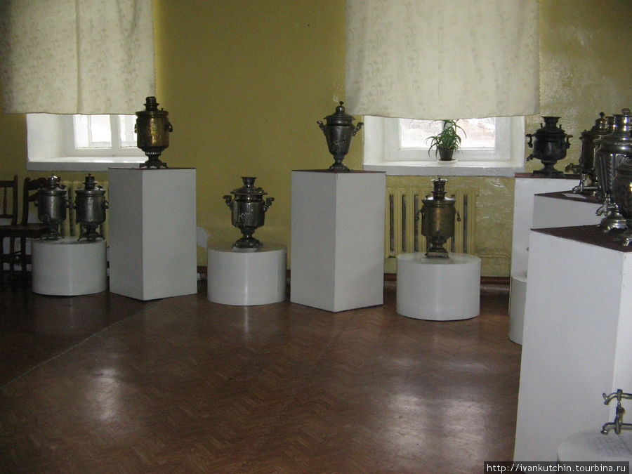 Выставка самоваров в местном краеведческом музее Ыб, Россия