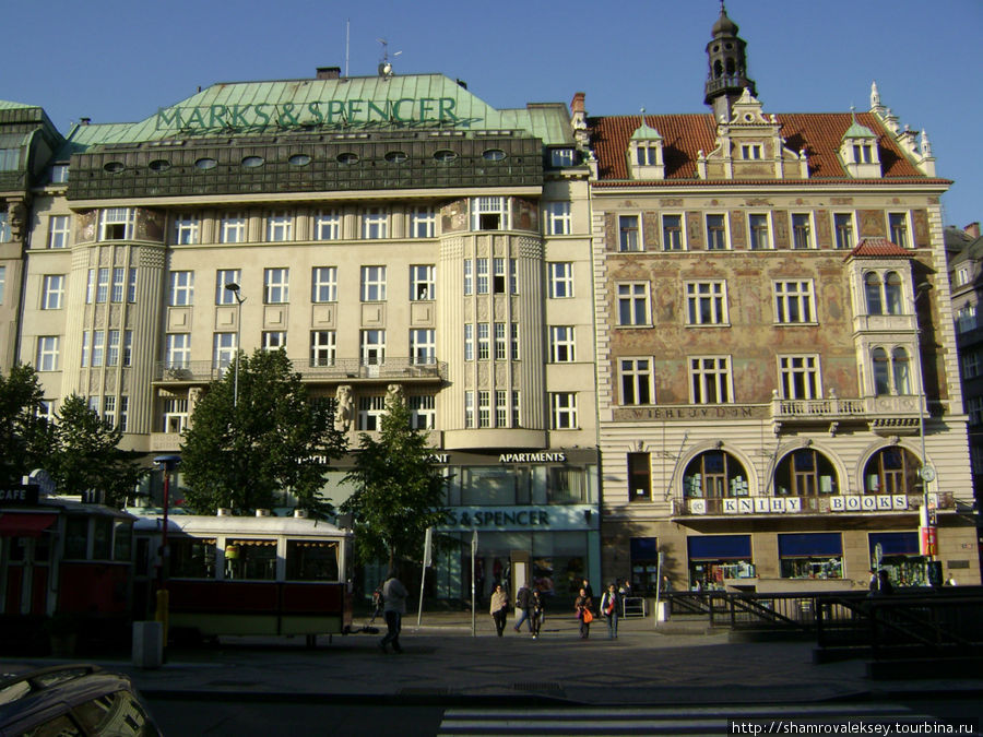 Здание издательства «Мелантрих», сейчас отель сохранивший старое название, правее Дом Вигла Прага, Чехия