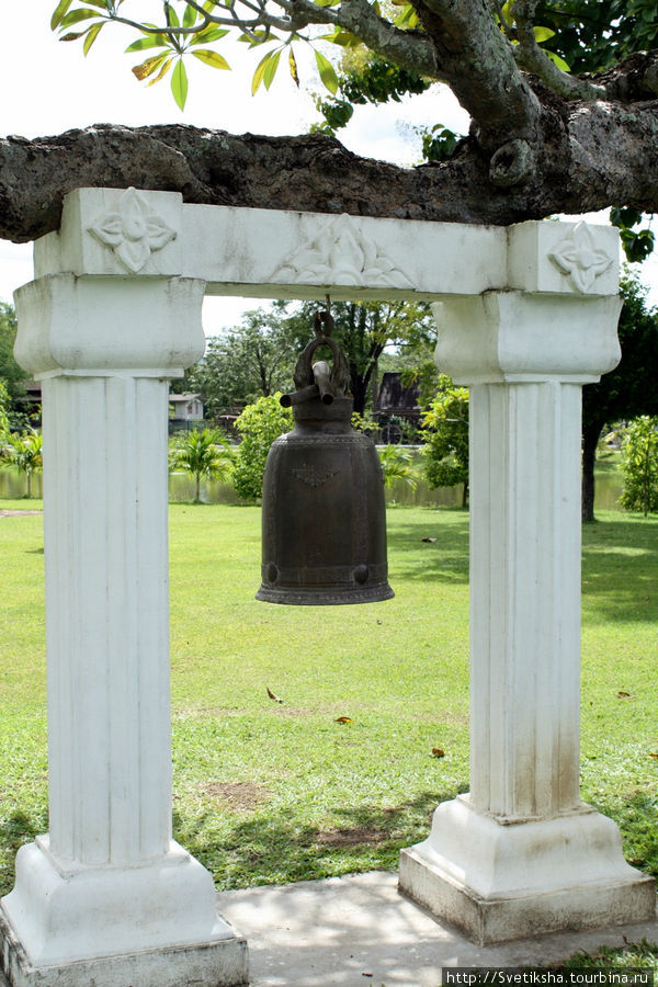 Ват Трапанг Тхонг - здесь хранится отпечаток стопы Будды Сукхотай, Таиланд