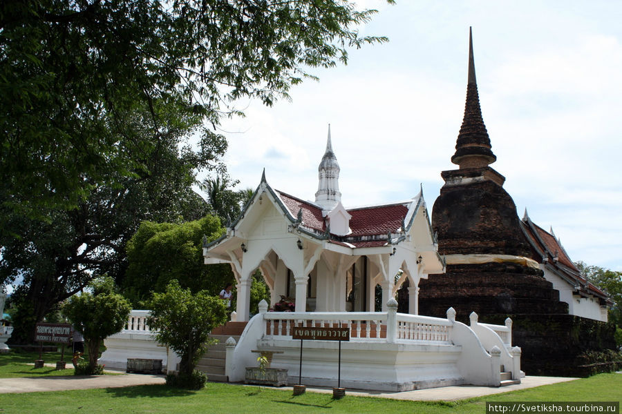 Ват Трапанг Тхонг - здесь хранится отпечаток стопы Будды Сукхотай, Таиланд