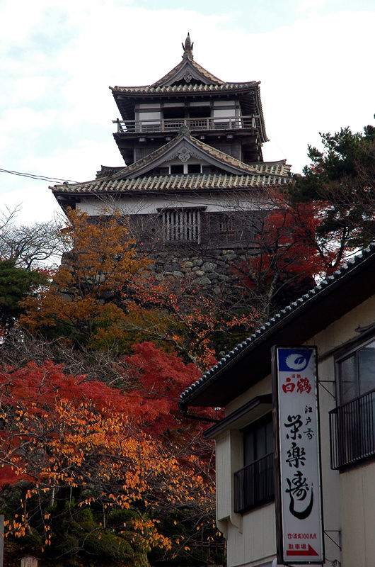 Осень в замке Маруока Сакай, Япония