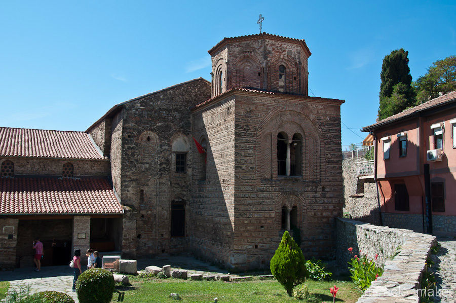 В самом центре старого города стоит Базилика Святой Софии. Этот храм был построен в 1037-1054 годах, в нем сохранились уникальные иконы XI века. Охрид, Северная Македония