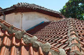 Все крыши в Македонии, да и во всех Балканских странах накрыты красной, настоящей, черепицей.