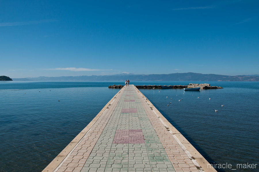 Можно прогуляться по пирсу вглубь озера. Охрид, Северная Македония