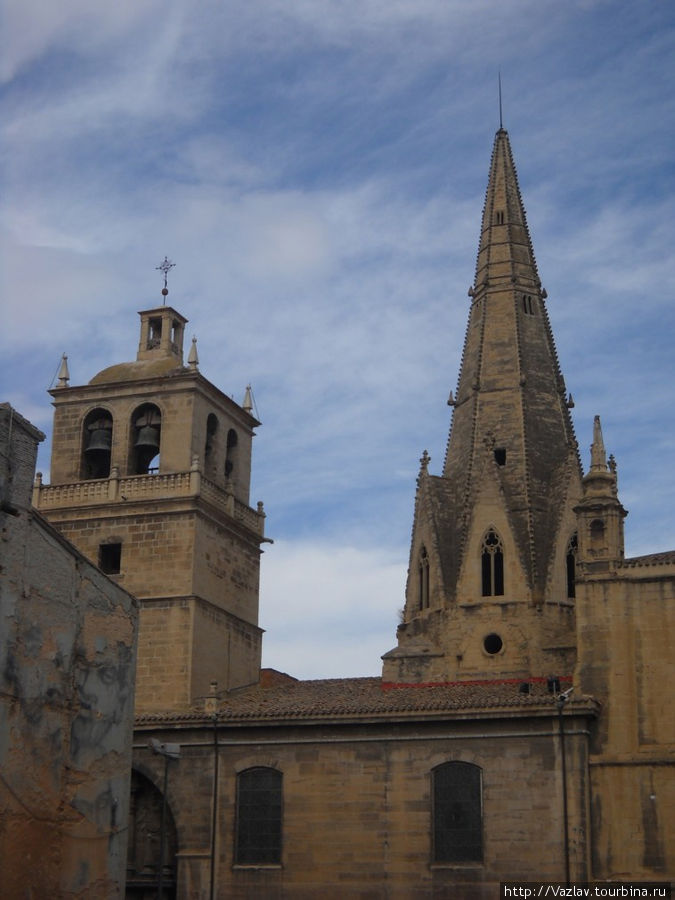 Колокольня слева, шпиль справа Логроньо, Испания