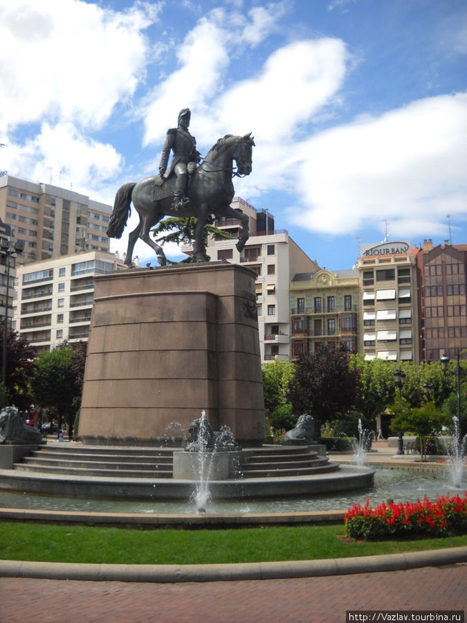 Памятник генералу в подобающем обрамлении Логроньо, Испания