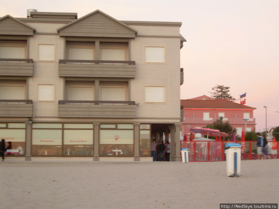 это вид на ресторан с пляжа, справа не видимый нми маяк) Авейру, Португалия