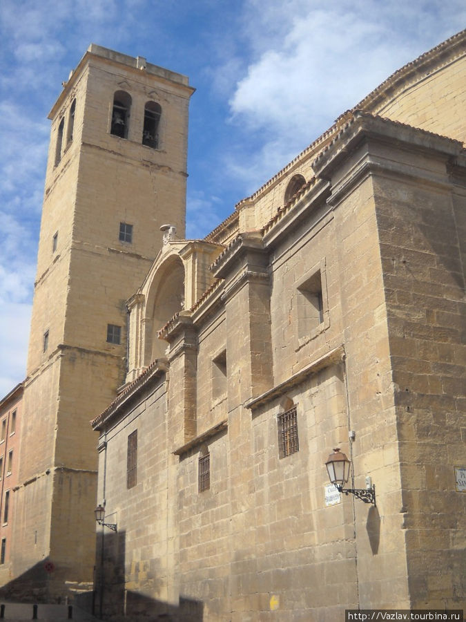 Здание церкви сбоку Логроньо, Испания