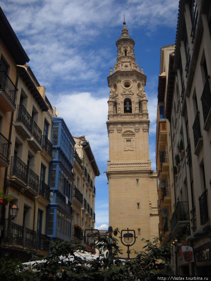 Вид сбоку — две башни словно сливаются в одну Логроньо, Испания