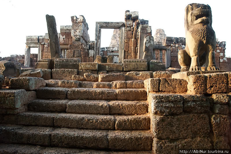 East Mebon — величественная груда развалин строения, некогда посвященного Шиве. Ангкор (столица государства кхмеров), Камбоджа
