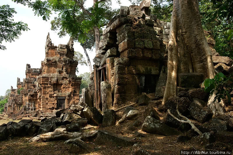 яд фортификационных башен окружают Анкгор Том (Anggkor Thom, буквально великий город, столица). Большинство из них разрушены. Ангкор (столица государства кхмеров), Камбоджа