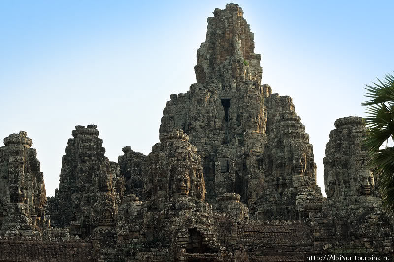 Байон (Prasat Bayon, буквально Башня Магии) издалека напоминает однородно серый ступенчатый скальный массив. Приблизившись, в первую очередь поражаешься маштабности строения, затем, войдя, сложности конструкции, хаотичной, на первый взгляд, но пройдя не единожды по разным уровням, понимаешь закономерности архитектуры храма. 54 башни храма путают и скрывают переспективу изнутри. 
Множество барельефов, причём очень разных, некоторые прячутся в хитрой геометрии стен и колонн. Ангкор (столица государства кхмеров), Камбоджа