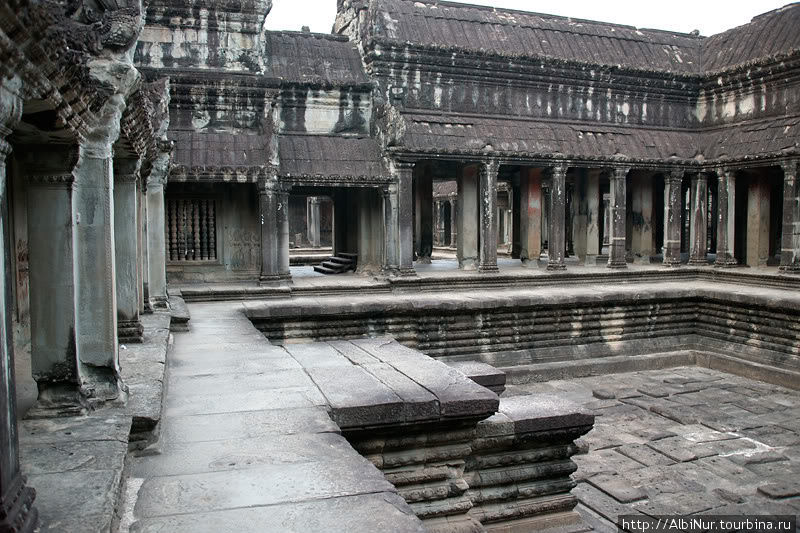 Ангкор-Ват (Angkor Wat, буквально Город-Храм) можно назвать «погребальным» храмом. Сурьяварман затеял его строительство, чтобы после смерти туда был помещен его прах. Так что назначение у Ангкор-Вата то же, что и у египетских пирамид. Ангкор (столица государства кхмеров), Камбоджа