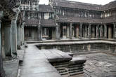 Ангкор-Ват (Angkor Wat, буквально Город-Храм) можно назвать «погребальным» храмом. Сурьяварман затеял его строительство, чтобы после смерти туда был помещен его прах. Так что назначение у Ангкор-Вата то же, что и у египетских пирамид.