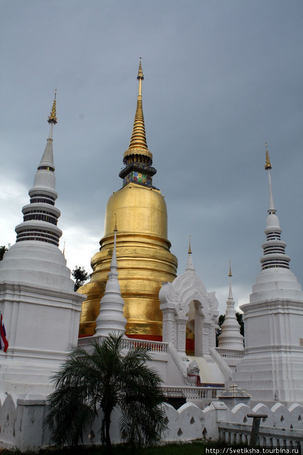 Белые чеди, хранящие прах королевской династии Чиангмай, Таиланд