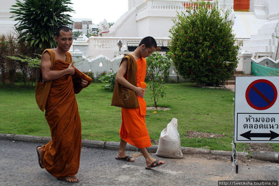 Белые чеди, хранящие прах королевской династии Чиангмай, Таиланд