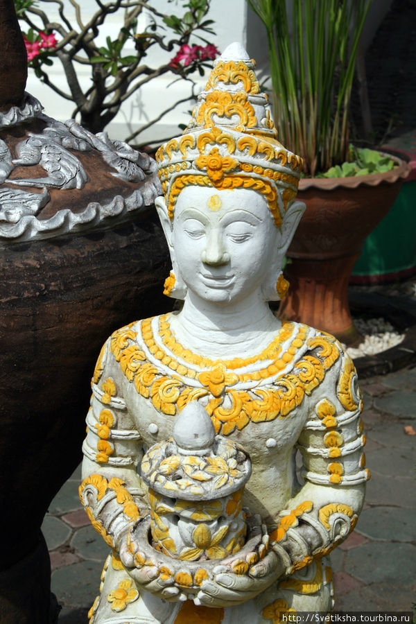 Ват Муентоом под охраной зеленых Ангелов Чиангмай, Таиланд