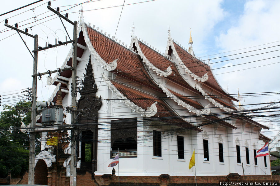 Ват Муентоом под охраной зеленых Ангелов Чиангмай, Таиланд