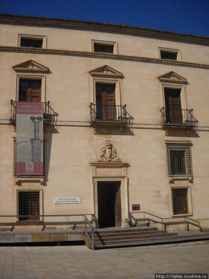 Северный фасад дворца Гвадалахара, Испания