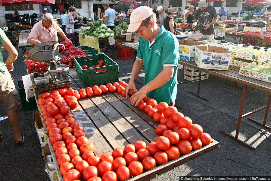 Нередко фермеры устраивают конкурсы, кто интереснее выложит свой товар. Загреб, Хорватия