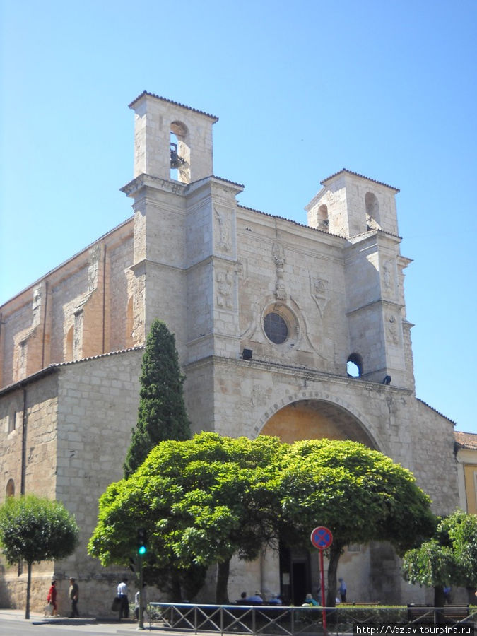 Вид на фасад церкви Гвадалахара, Испания