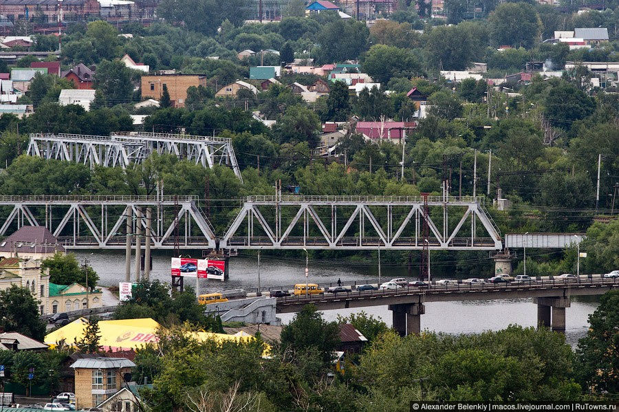 Мостов, конечно же, не хватает, и они часто собирают автомобилистов в устойчивые объединения под названием пробки. Пенза, Россия