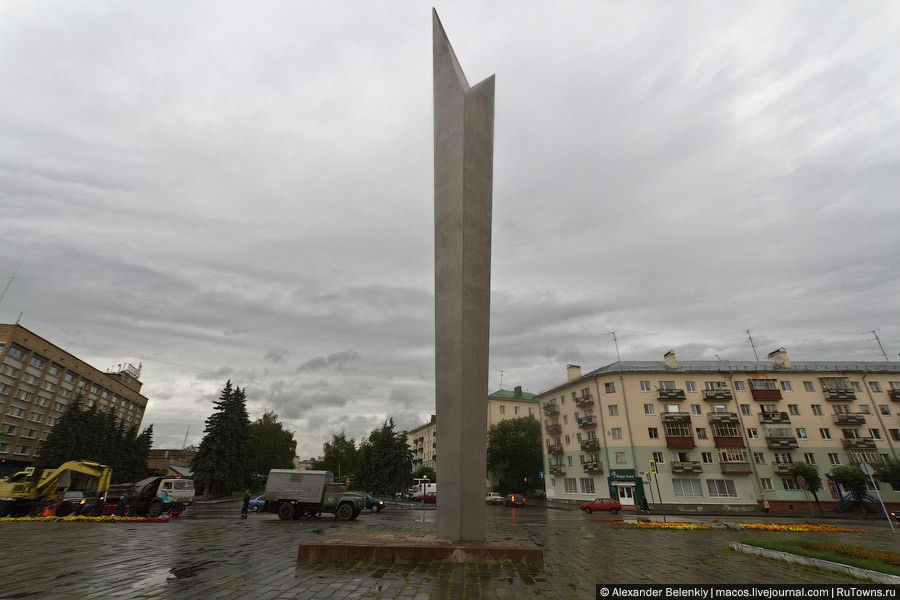 В Пензе много интересных памятников. Самый известный из них — Росток, находится на набережной Суры. Что именно хотели сказать этим монументов авторы сейчас уже неизвестно. Кто-то говорит, что это растущий колосс, символизирующий непрерывное развитие города, кто-то считает абстрацией, посвященной Великой отечественной. Рядом — другая стела с посланием потомкам от пензенских комсомольцев. Его поместили в карельский гранит в 1967 году, и только в 2017 году можно будет узнать, что нам хотели сказать пензенцы прошлого века. Пенза, Россия