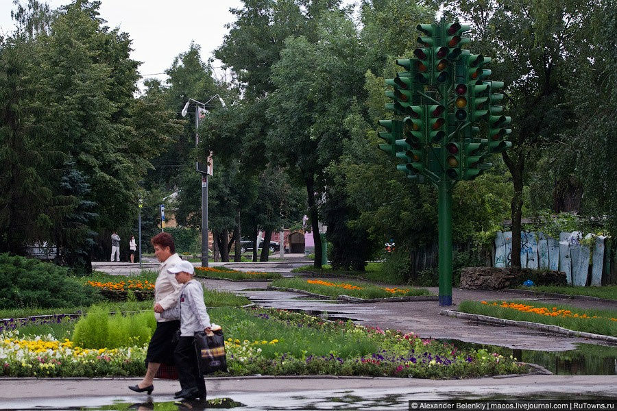 Еще один памятник. Точная копия лондонскому памятнику светофорам. Но в нашем случае это памятник неработающим светофорам, коих в нашей стране великое множество. Пенза, Россия