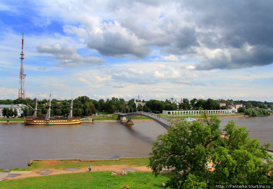 Вид на пешеходный мост через Волхов, разделяющий Новгород на Софийскую и торговую стороны Великий Новгород, Россия