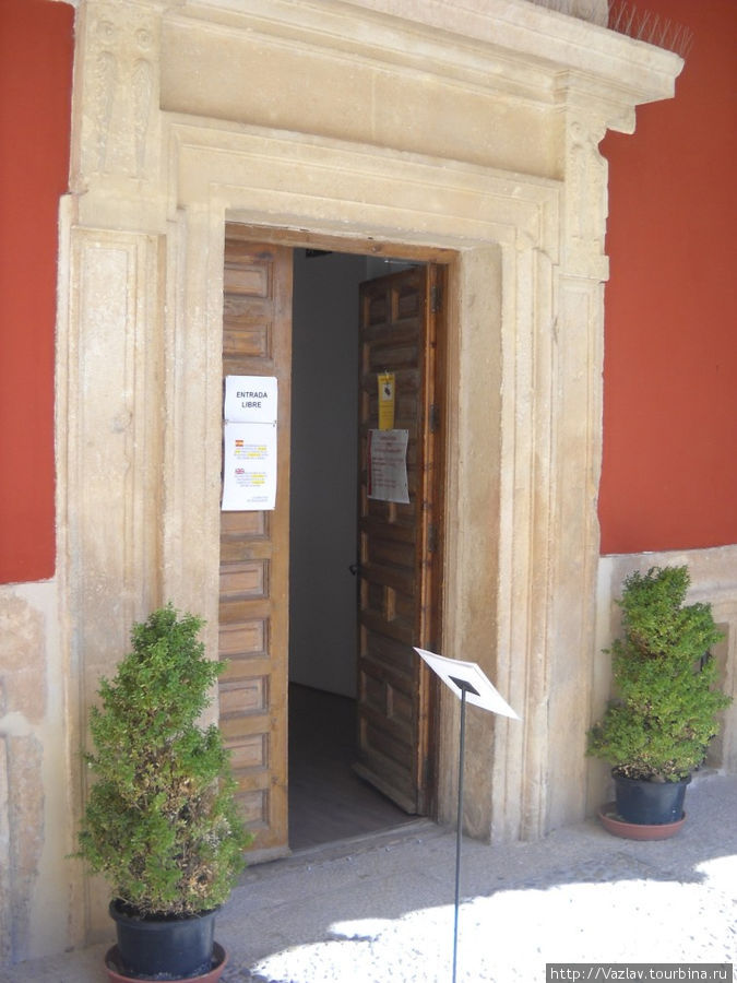 Вход в музей оформлен надлежащим образом Гвадалахара, Испания