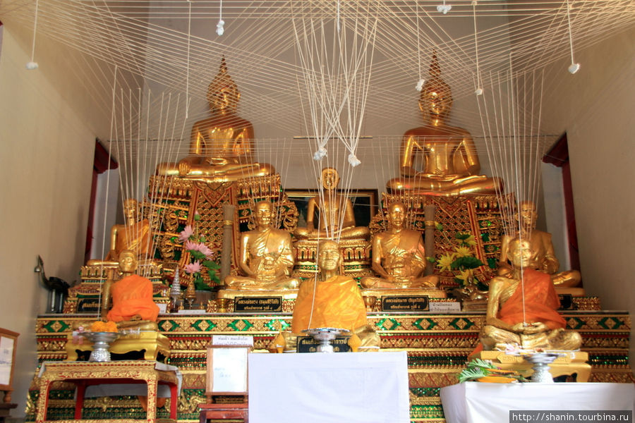 Золотые будды на алтаре, Ват Касаттратхират в Аюттхае Аюттхая, Таиланд